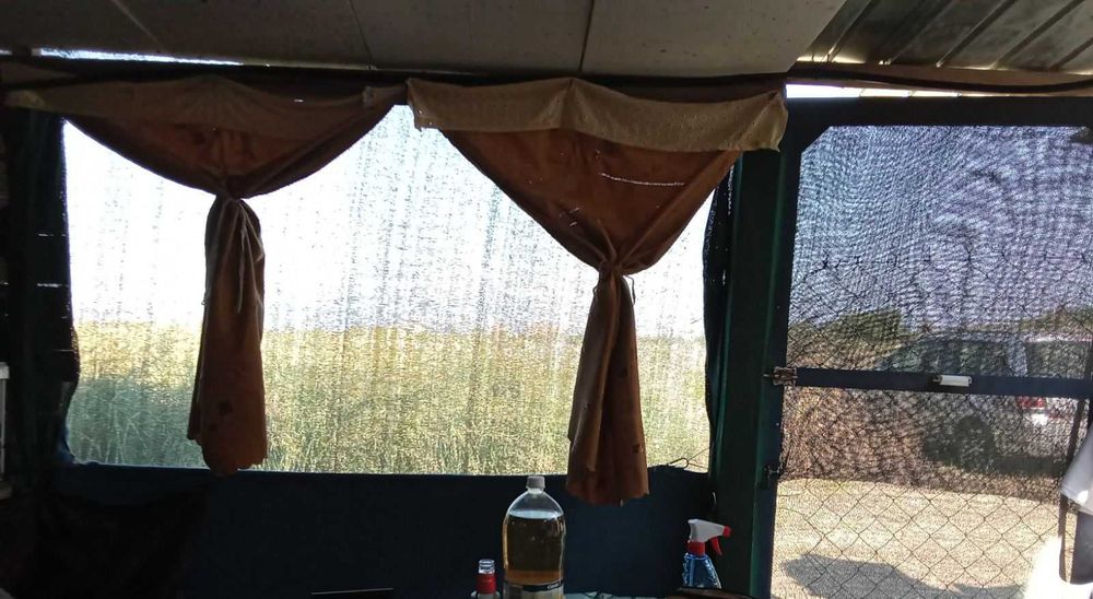 ПРОДАВАМ каравана с навес 36 кв. м, кухня,баня, двор до морето в Paralia Karianis -6700 евро.