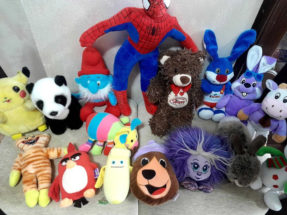 Много плюшени играчки