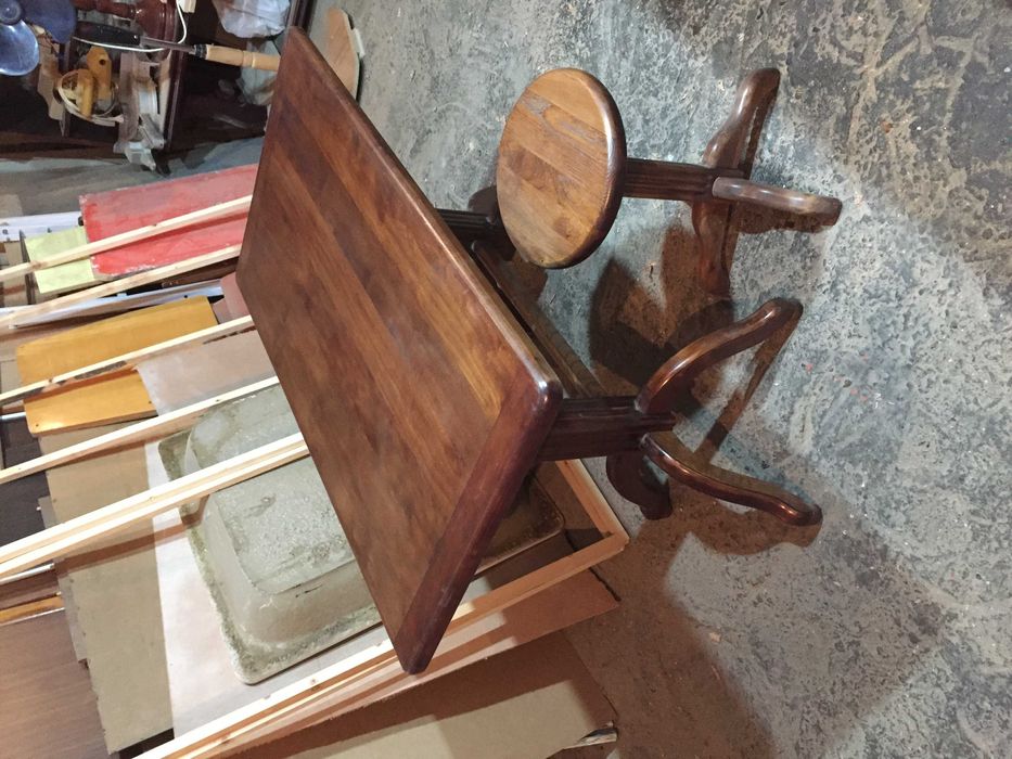 Кухонный стол и четыре стула из дерева.