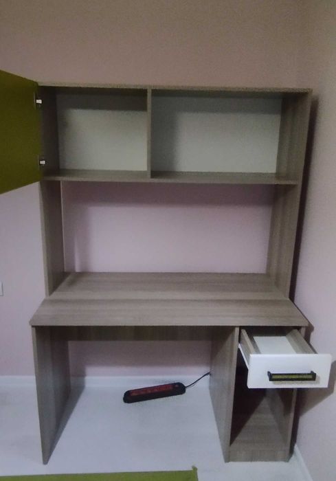 Бюро с надстройка