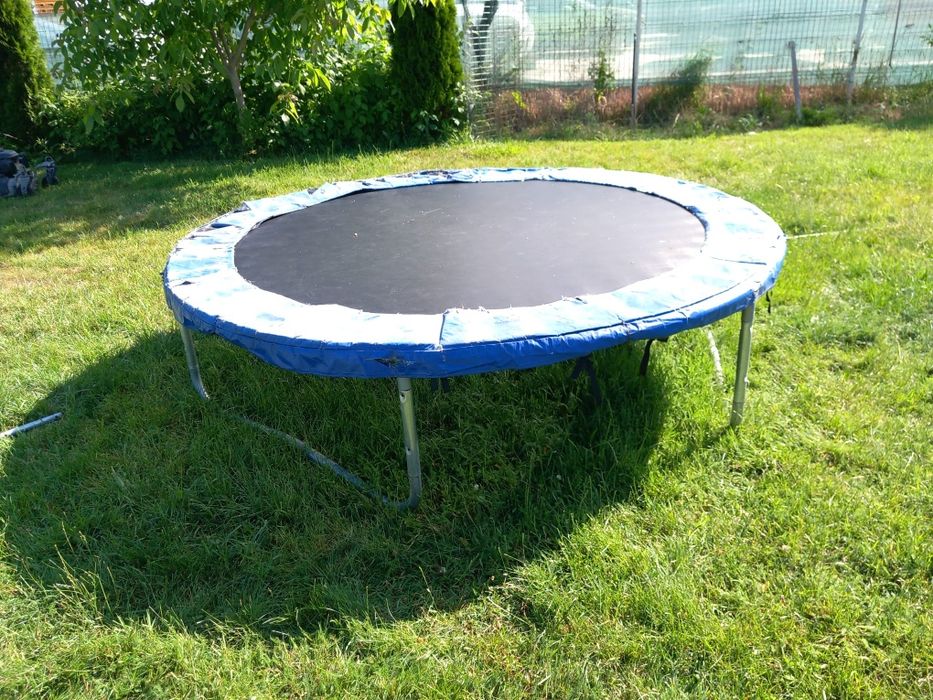 Vând trambulina 2.4 m