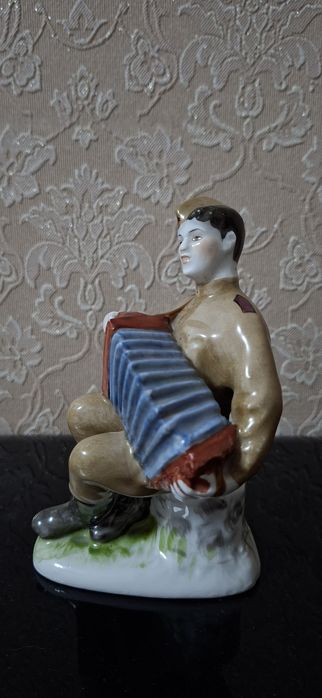 Продам советскую статуэтку