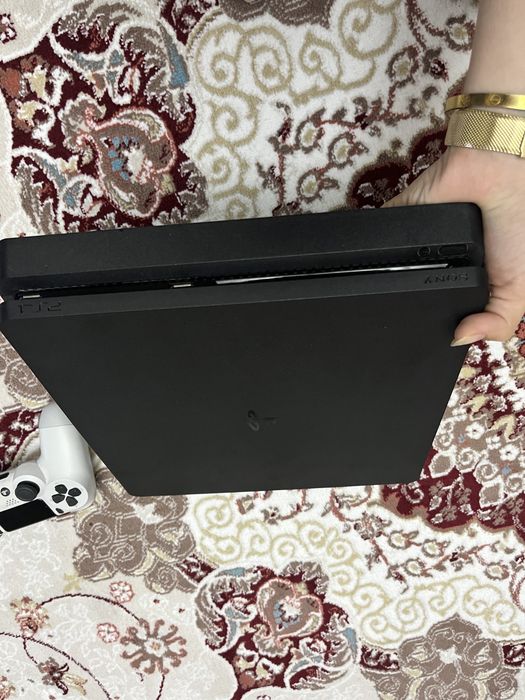 продаю PS4!