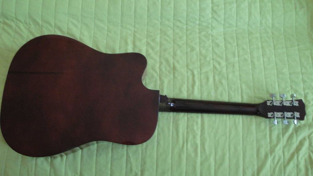 Продавам акустична китара