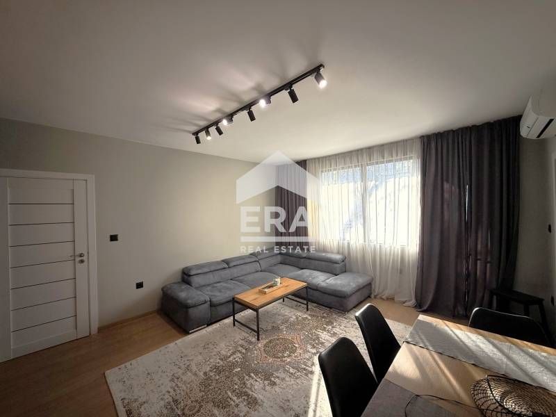 Тристаен, стилно обзаведен, югоизточен апартамент под наем, в тухлена