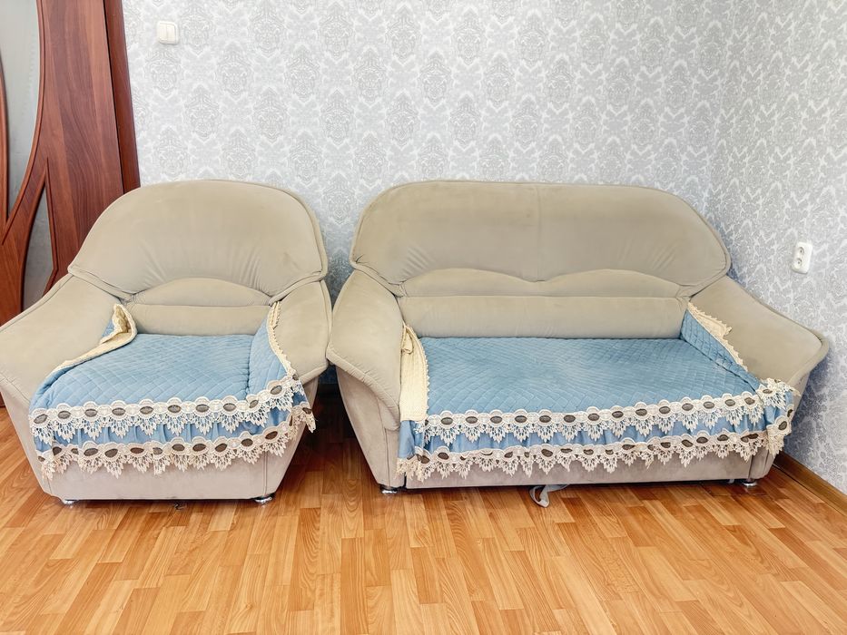 Диваны, шторы, стол, стуля