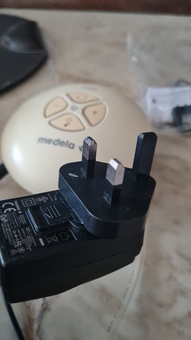 Електрическа помпа за кърма Medela Swing със зарядно (без шишета)