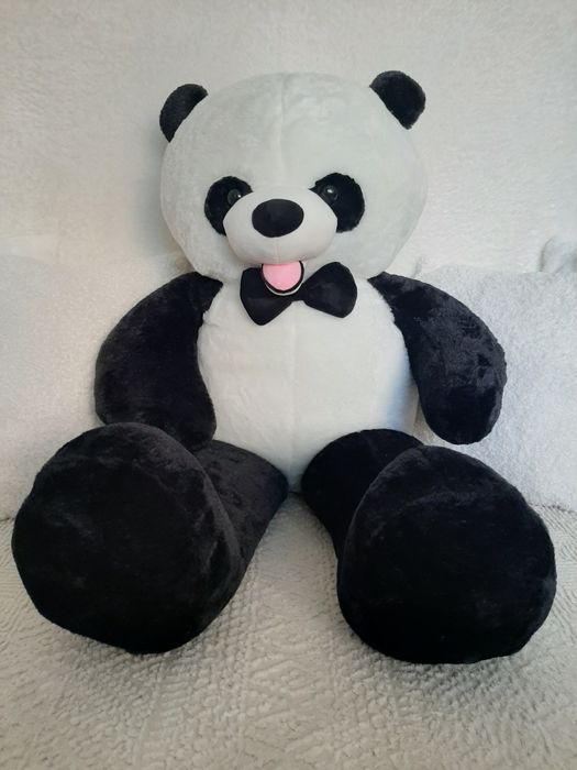 Големи плюшени мечки.