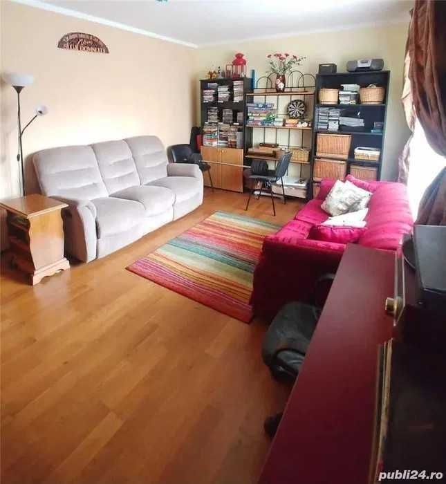 Vând apartament 4 camere, 3 dormitoare si un living
