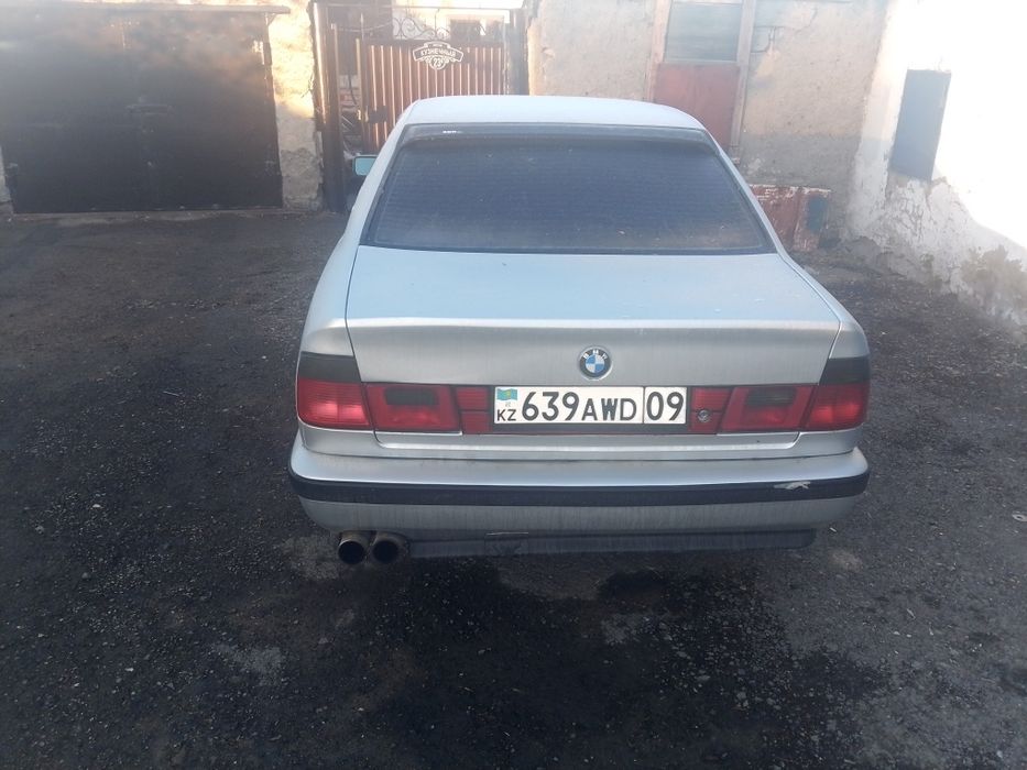 Легковая машина бмв