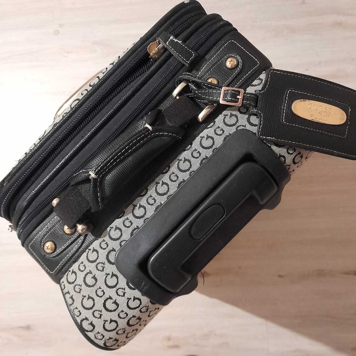 Чемодан Guess. Италия