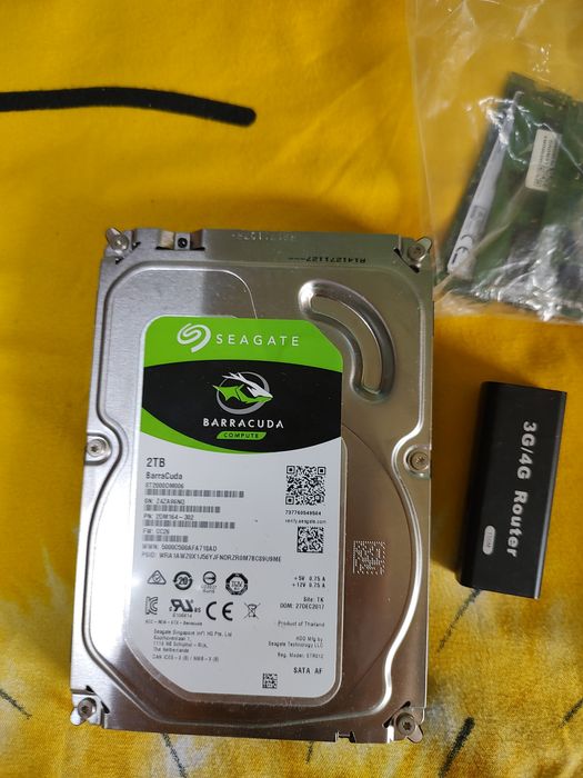Doua hdduri unu de 2 tb si altul de 1 tb ,carduri SD  si stickuri