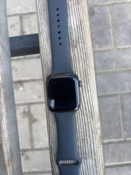 Продам Apple watch SE