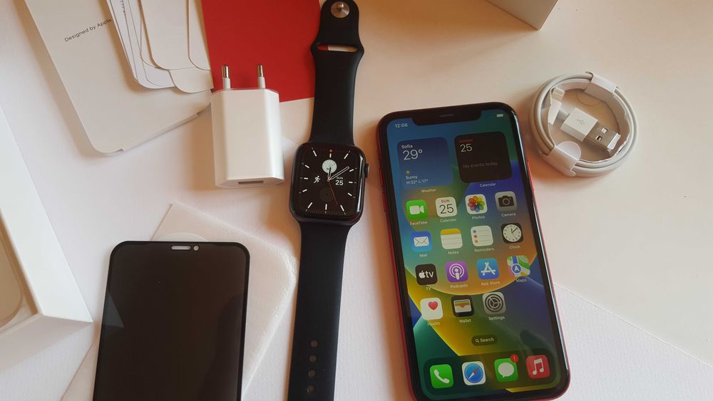 iPhone 11 + Apple Watch 4 Cellular