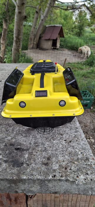 Vând barca de pescuit pentru plantat! (Navo bait) Folosită de 4 ori,e ca și nouă!