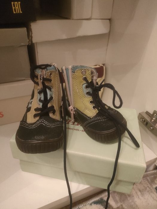 Продам детскую обувь