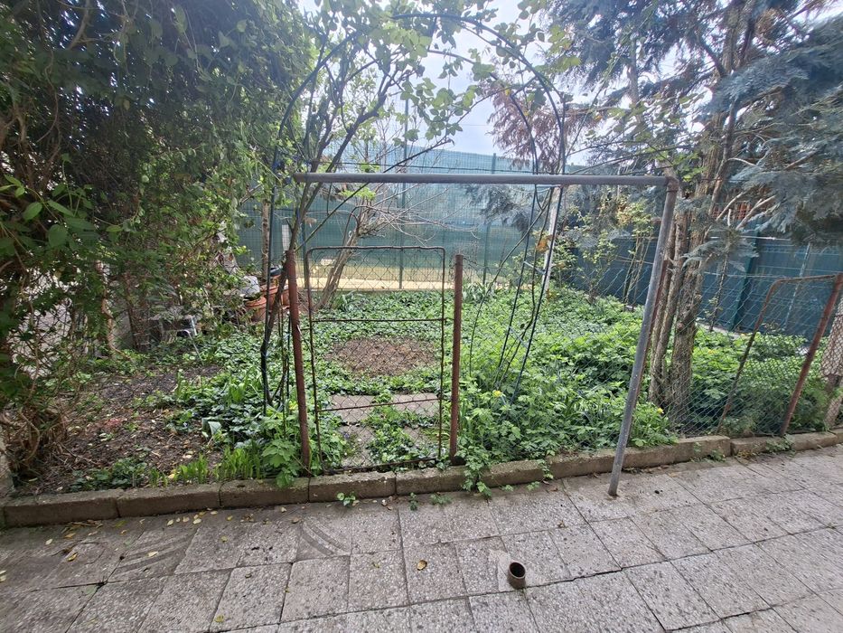 Vând apartament 3 camere, etaj casă