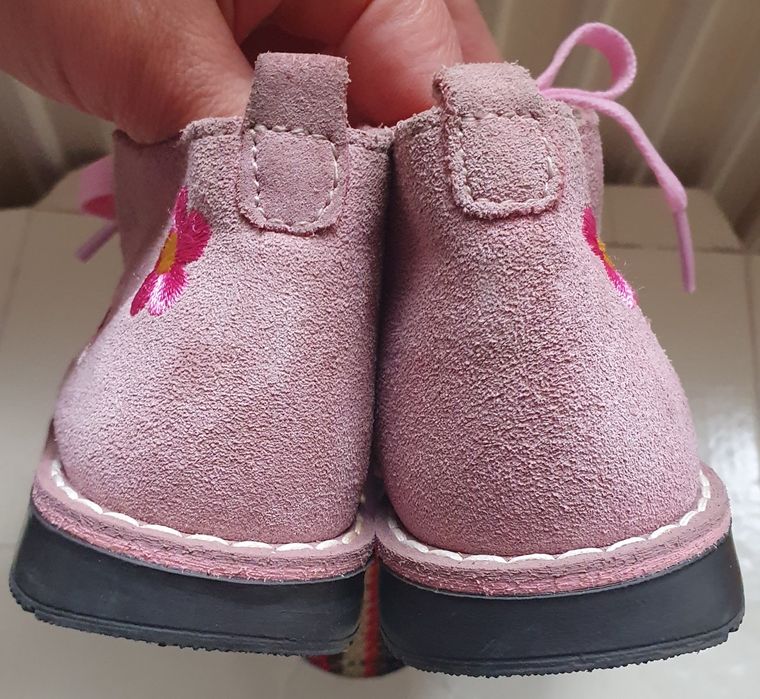 Ghete noi C&A Baby Club, nr. 21, piele întoarsă cu broderie