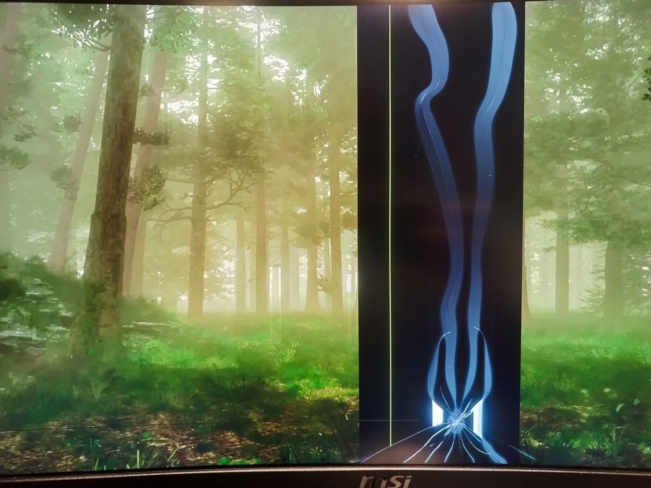 Извит монитор MSI Optix G24 Series