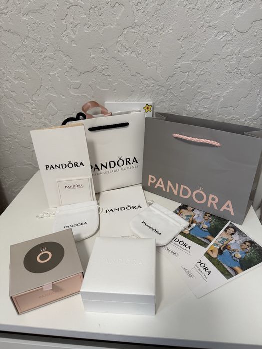 Документы и коробка Pandora