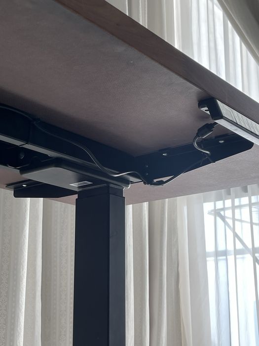 Birou lemn masiv nuc cu cadru metalic electric