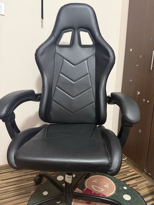 Vand scaun gaming de culoare neagra,confortabil si solid,ideal pentru gaming,birou sau lucru de acasa!