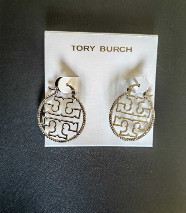 Сребристи висящи обеци на Tory Burch - logo round earrings