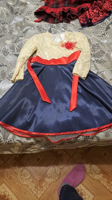 продам платья на девочку