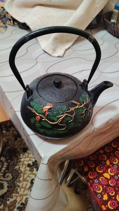 Продам чайник из чугуна в отличном состоянии