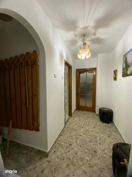 2 DECOMANDATE la etajul 2, centrala, bucatarie mare, boxa, Bicaz