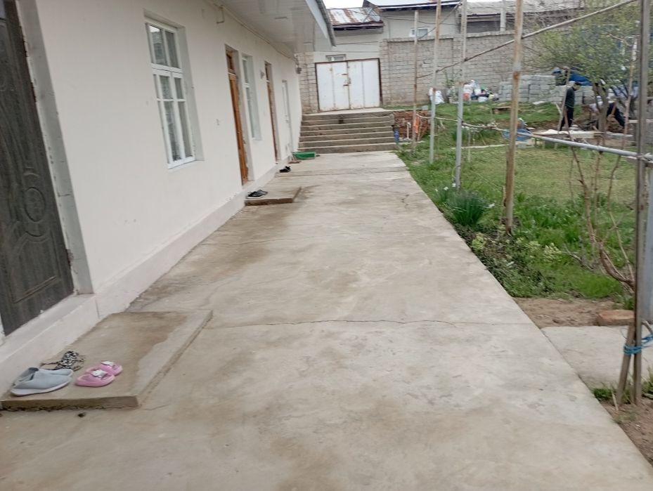 6 sotix 4 xona oshxona vana Hojatxona lari bor honalar imulsa qilingan