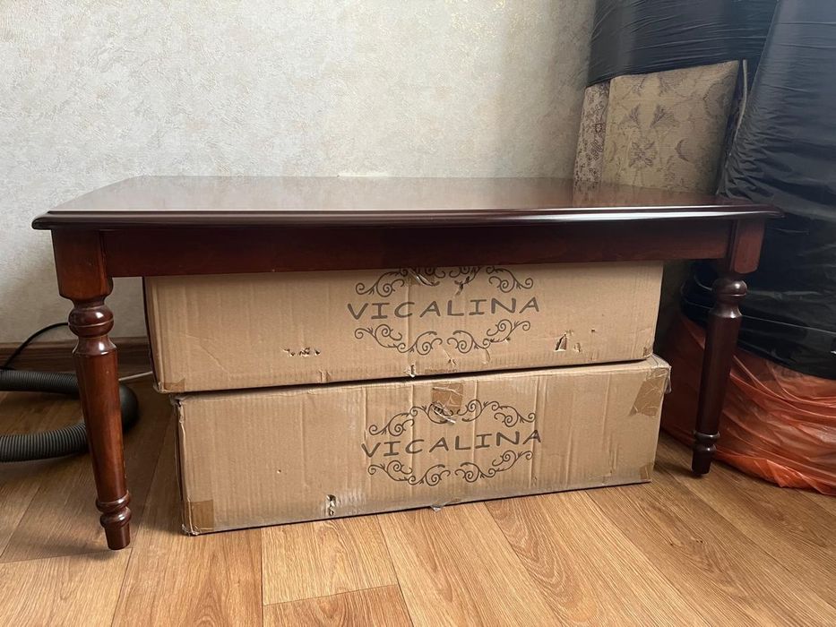 Диван, стол, вентилятор