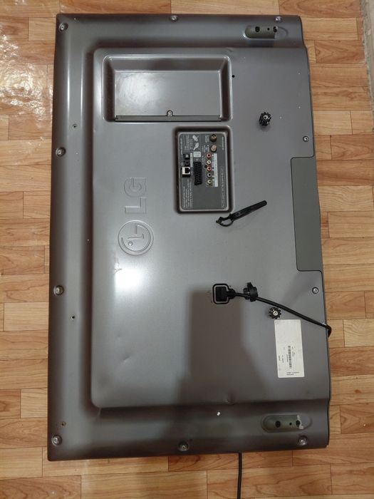 Продам на запчасти телевизор LG