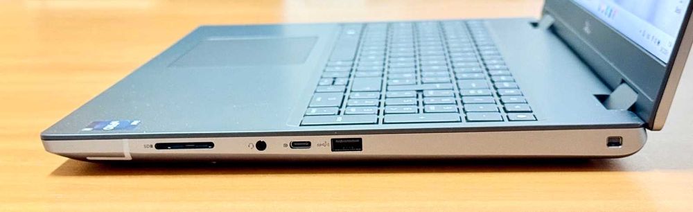 Dell Precision 7670 / i7-12850HX / 32GB DDR5 CAMM / 512GB SSD / RTX A1000 4GB / 16.0" FHD+