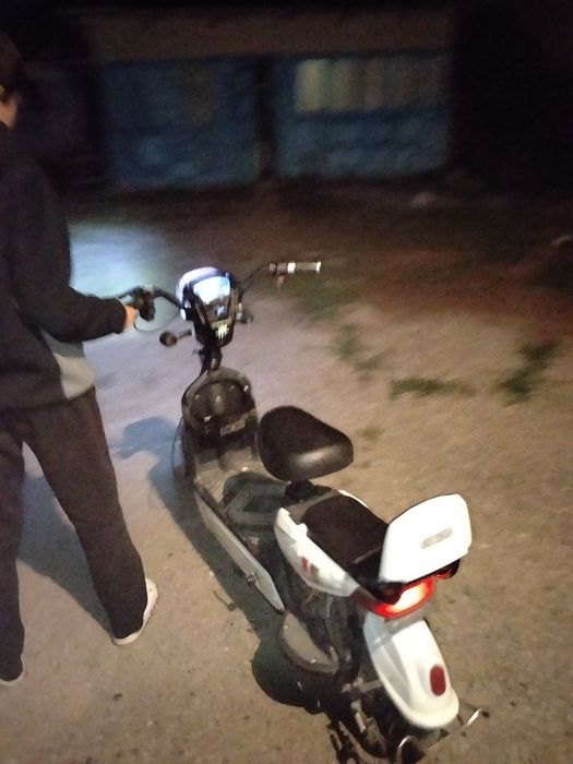 Продам электроскутер ск8
