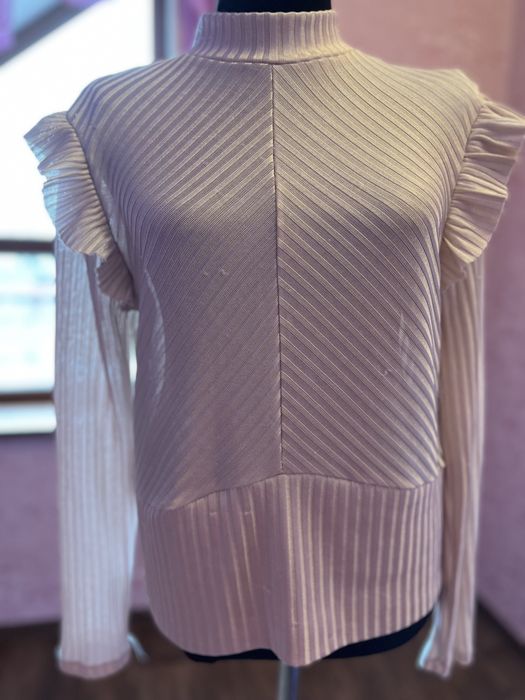 Женская одежда, кофты, юбки и обувь