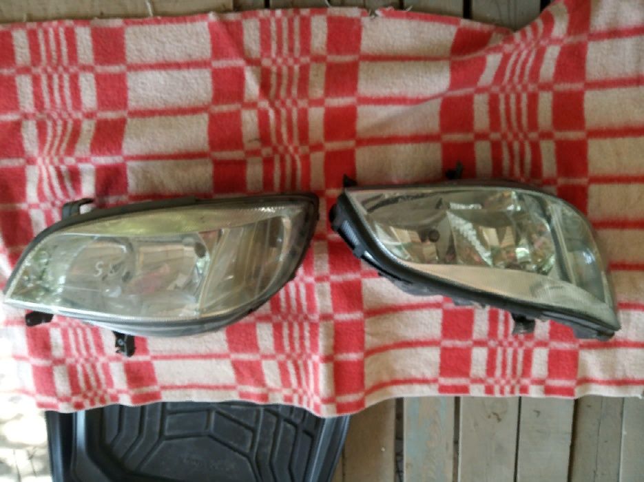 Фары на Опель Зафира.