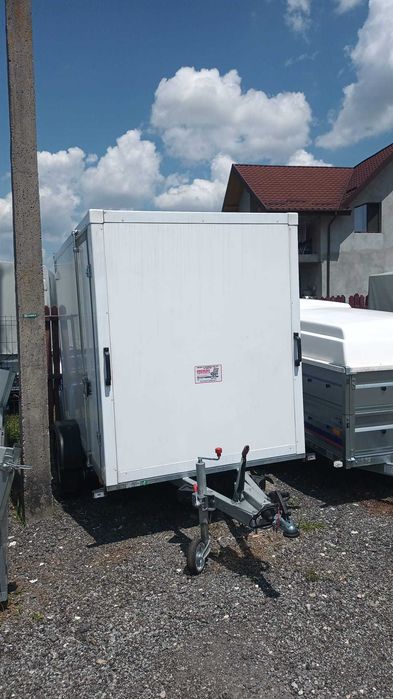 Remorca carosata tip FURGON, cu rampa spate si usa laterala, 1300 kg