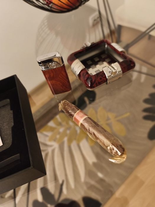 Vând set format din scrumieră, brichetă și trabuc