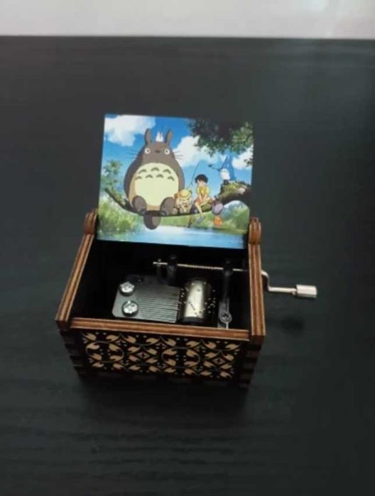 Деревянная музыкальная шкатулка