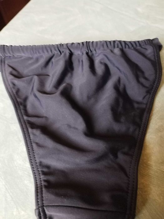 Slip baie negru, care se poate strange de la: Sihwi. Marimea: EUR: 34!