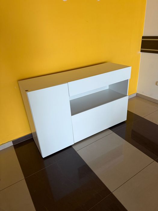 Модерен бял скрин