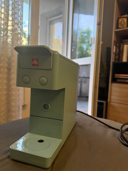 чисто нова кафе машина ILLY! Никога не е използвана директно е извадена от кашона! Син цвят!