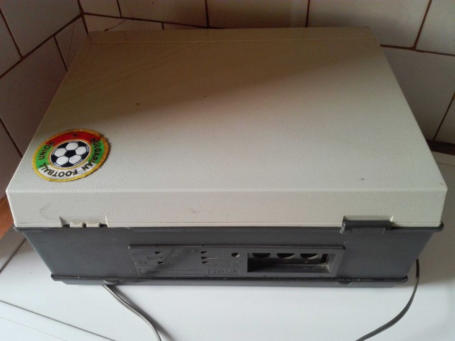 Магнетофон , транзистор и домашна везна.