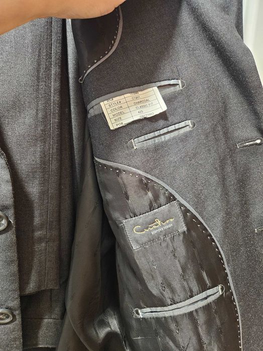 Тъмносив мъжки костюм