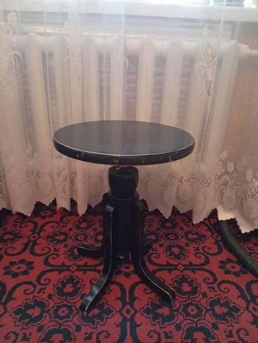 Стул черный ,винтовой