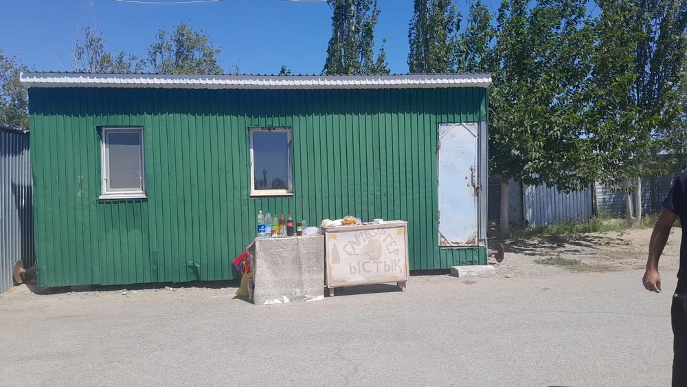 Вагончик сауда жасауға. Машина базар жакта тұр.