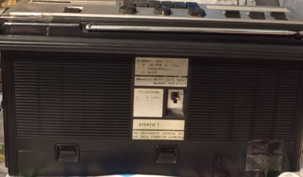 Vând sau schimb radio casetofon Tehnoton RC-2320,defect,bârâie radio.