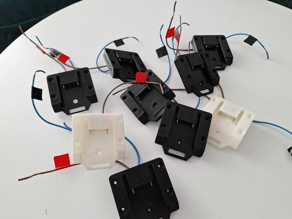 Adaptor universal pentru baterii Parkside / Dewalt cu 2 pini si cablu