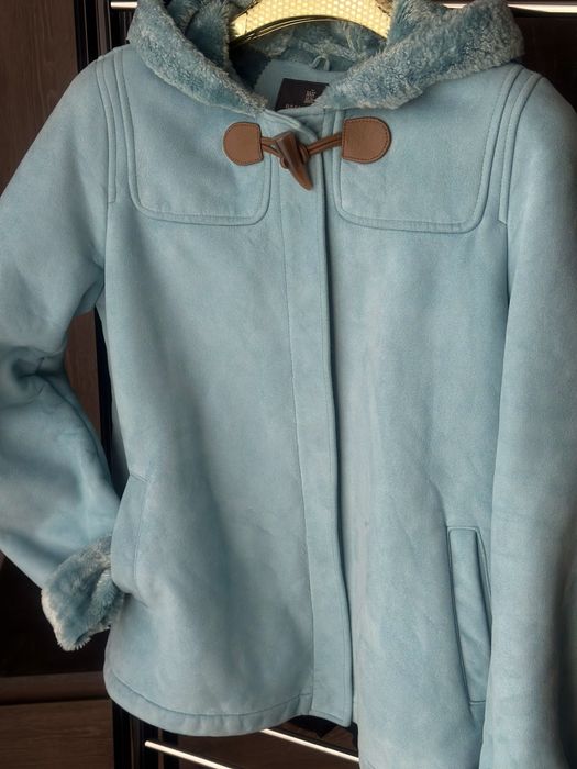 Дублёнка в XS/S размере нежно-голубого цвета.